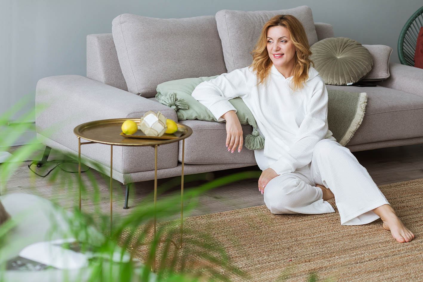 Γυναίκα στο σπίτι χαλαρά