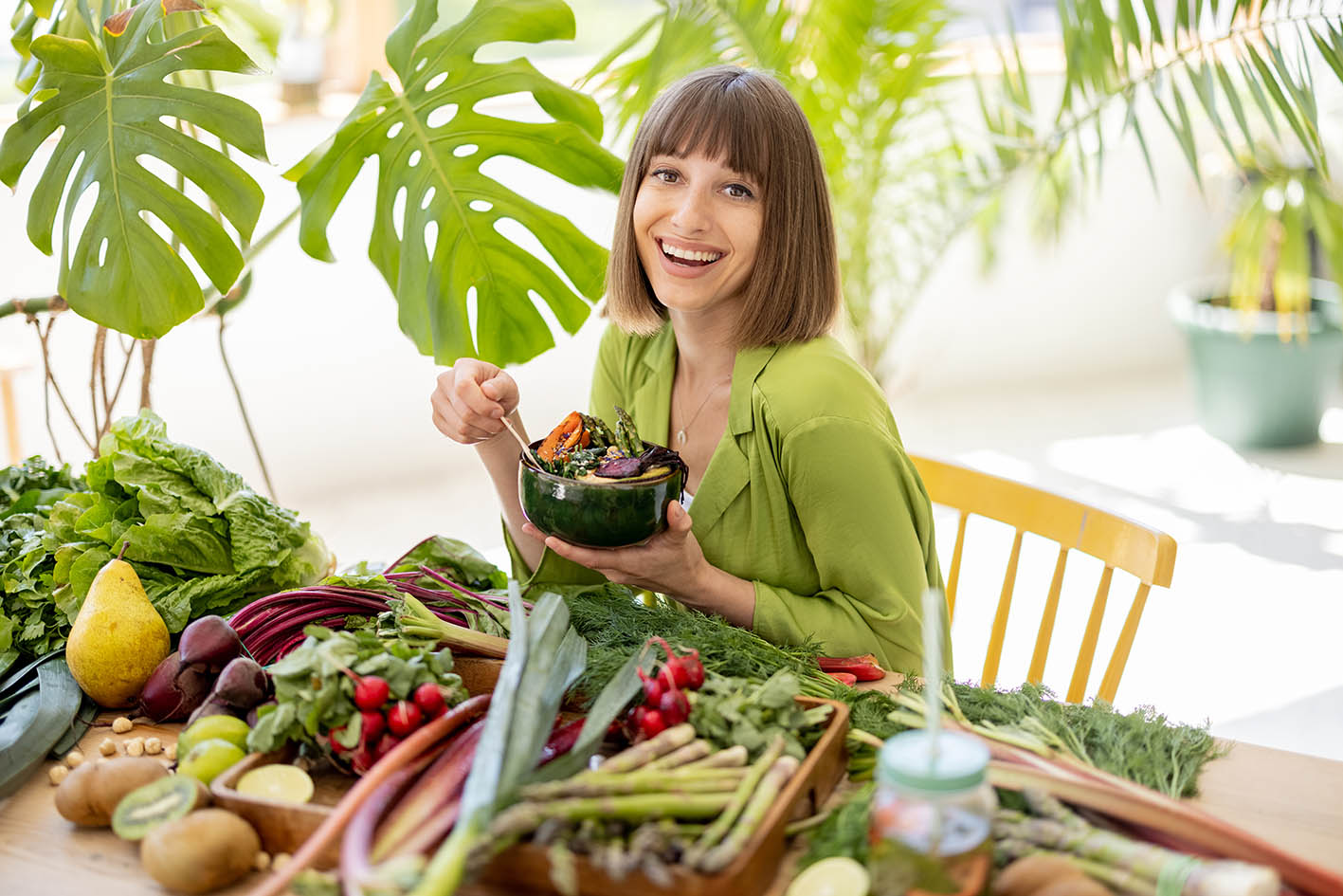 Γυναίκα νέα τρώει υγιεινά
