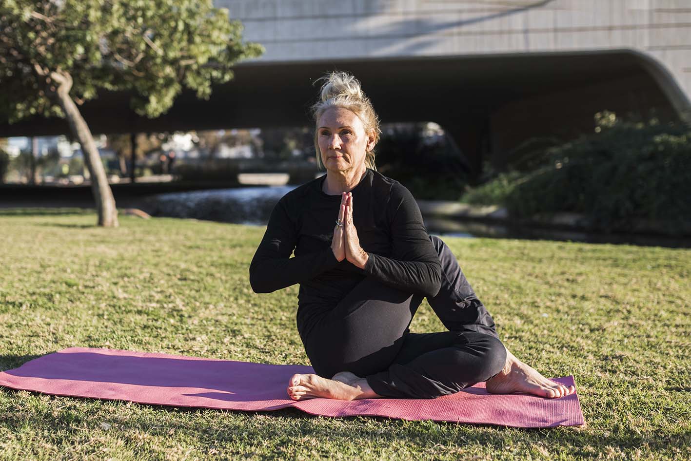 Γυναίκα ηλικιωμένη κάνει γιόγκα