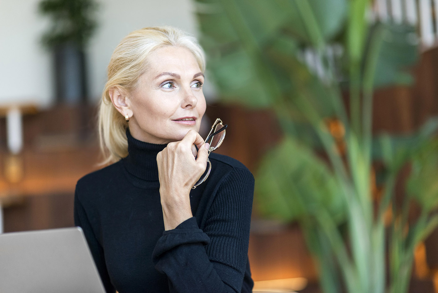 Γυναίκα στο γραφείο σκέπτεται