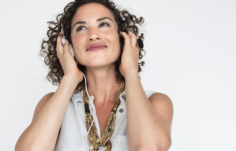 Γυναίκα με ακουστικά ακούει μουσική