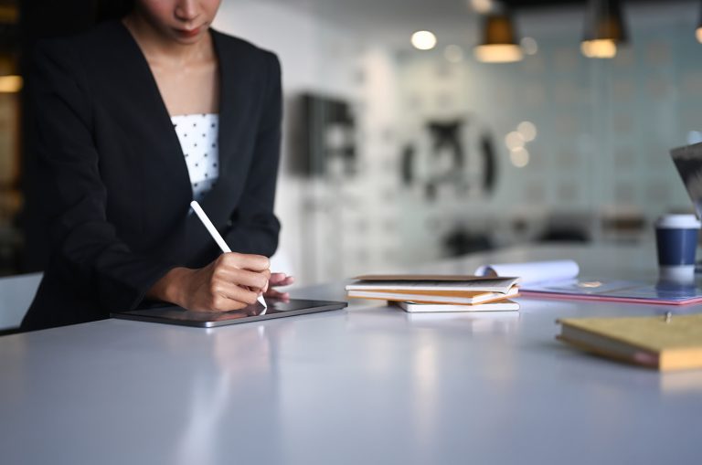 Γυναίκα επαγγελματίας ελέγχει έγγραφα στο γραφείο