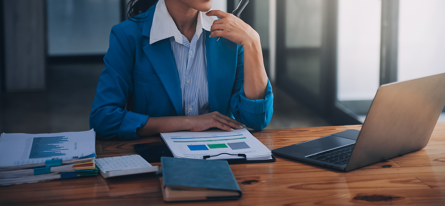 Γυναίκα επαγγελματίας ελέγχει έγγραφα στο γραφείο