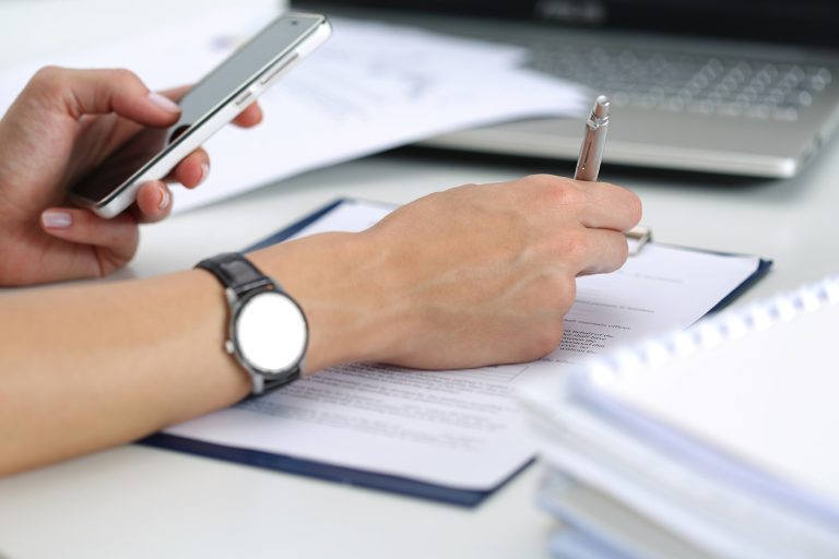 Γυναίκα στο γραφείο ή στο σπίτι ελέγχει έγγραφα