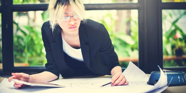 Γυναίκα στο γραφείο ή στο σπίτι ελέγχει έγγραφα