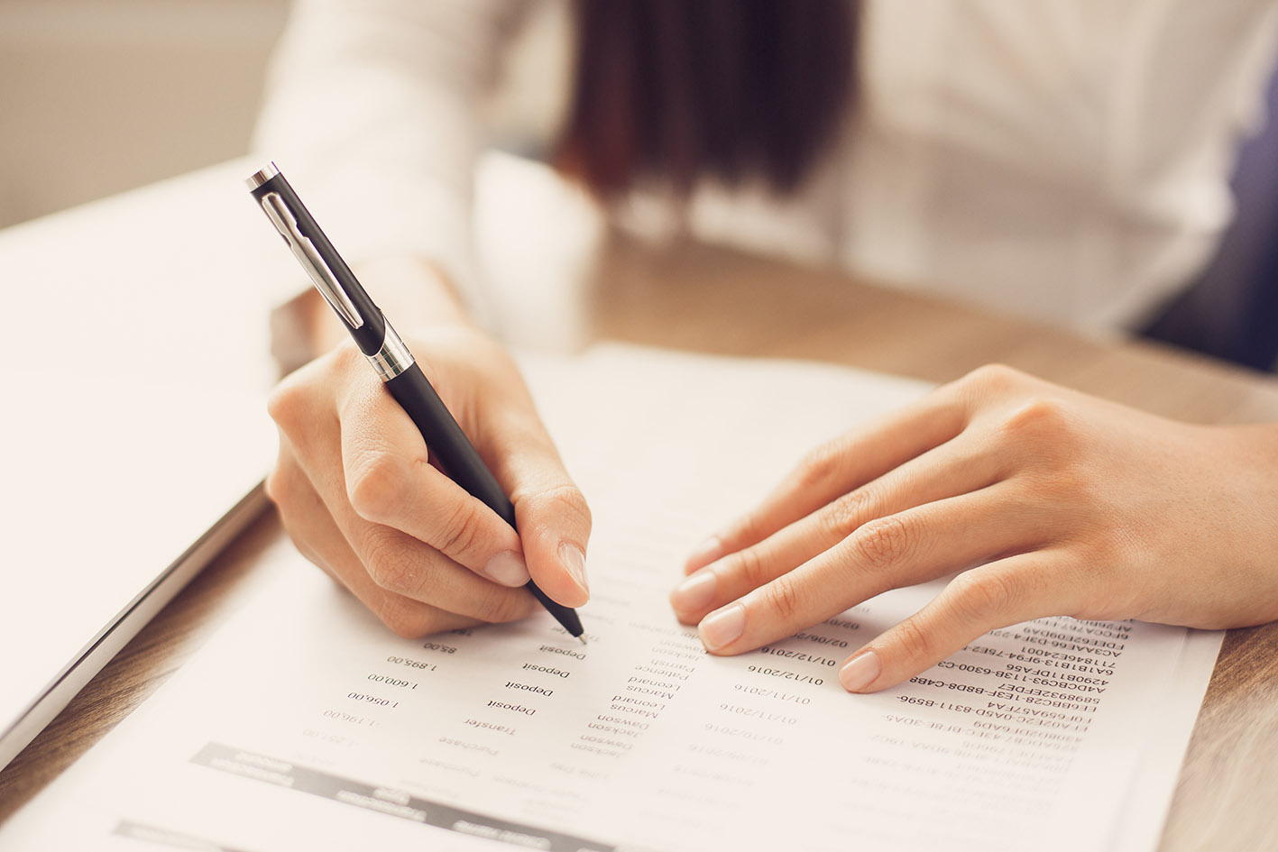 Γυναίκα επαγγελματίας υπογράφει έγγραφο