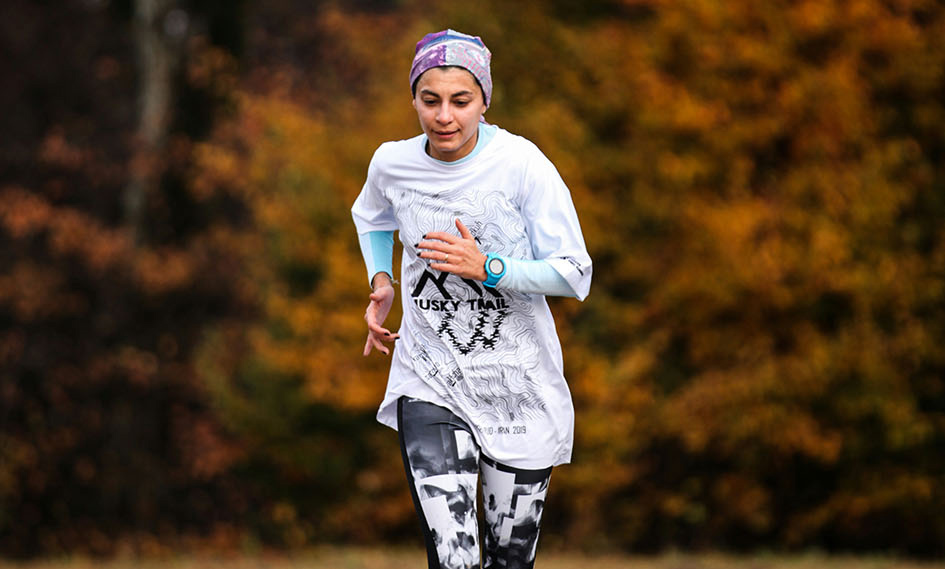 Γυναίκα τρέχει στο πάρκο