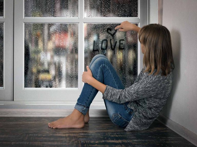 Γυναίκα λυπημένη μετά από χωρισμό