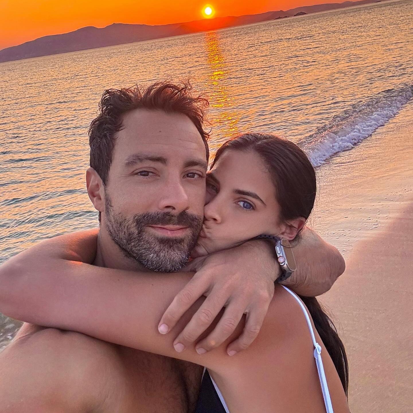 Χριστίνα Μπόμπα - Σάκης Τανιμανίδης στο ηλιοβασίλεμα