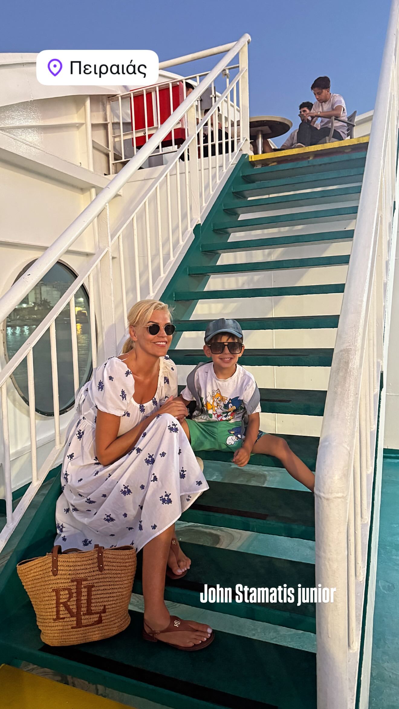 Η Σάσα Σταμάτη στο πλοίο με τον ανιψιό της