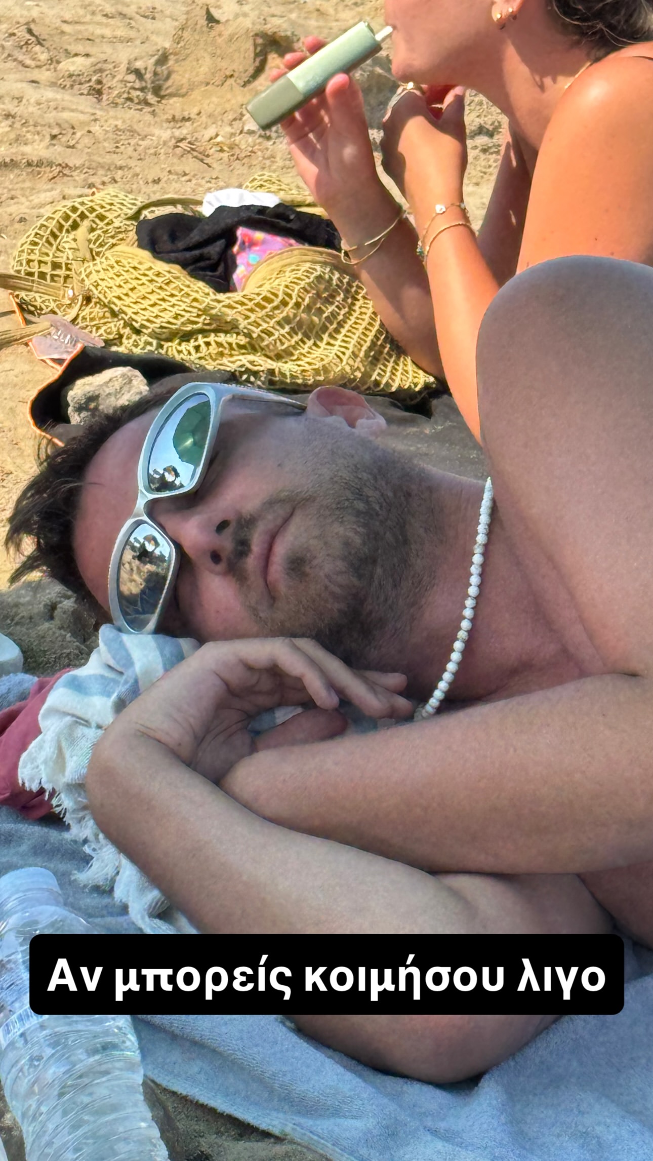 Ο Fipster κοιμάται στην παραλία