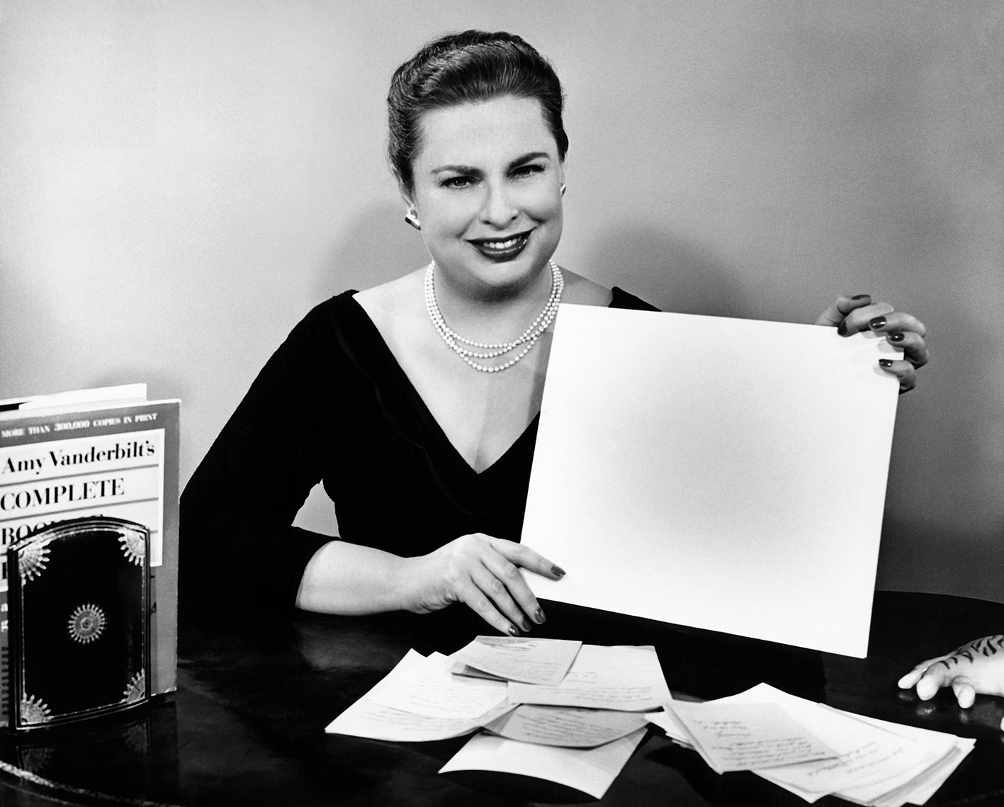 H Amy Vanderbilt συγγραφέας και αυθεντία σε θέματα κοινωνικής εθιμοτυπίας και τρόπων συμπεριφοράς, στο Σικάγο, περίπου το 1954.