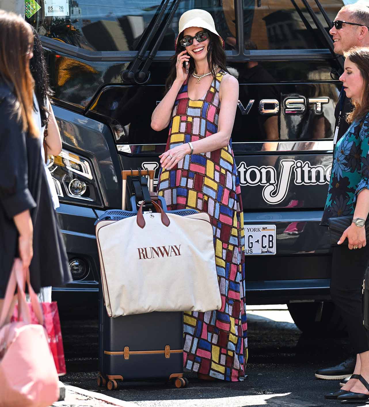 H Anne Hathaway στα γυρίσματα σκηνής από το 'The Devil Wears Prada 2' στο Chelsea στις 21 Ιουλίου 2025, στη Νέα Υόρκη.