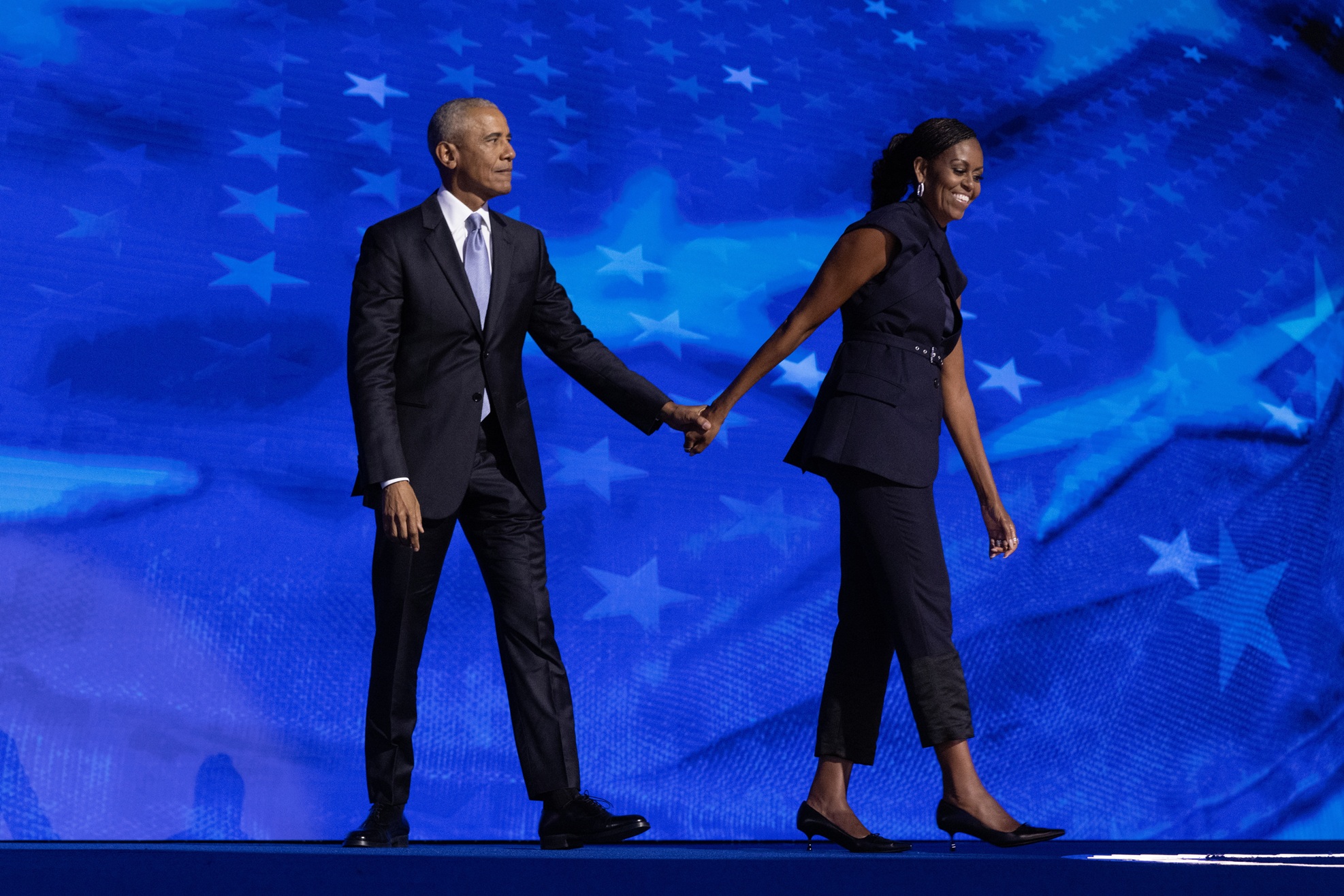 O Barack Obama και η Michelle Obama στη σκηνή στη διάρκεια της δεύτερης βραδιάς του συνεδρίου των δημοκρατικών στο Σικάγο, 20 Αυγούστου 2024