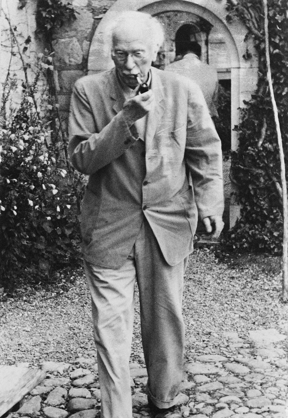 Ο Ελβετός ψυχίατρος Καρλ Γκούσταβ Γιουνγκ (1875 - 1961), ο ιδρυτής της αναλυτικής ψυχολογίας, περίπου το 1960.