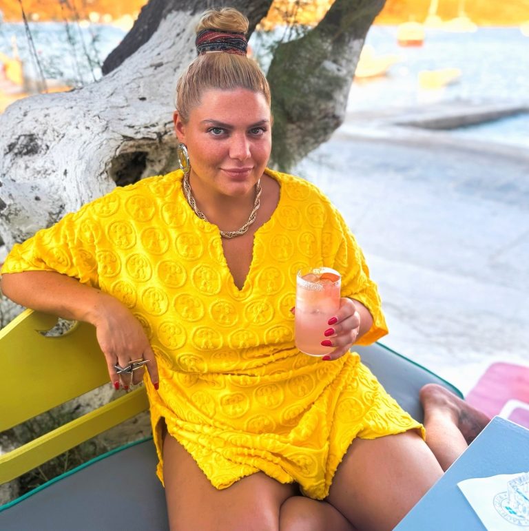 Η Δανάη Μπάρκα στη Σέριφο