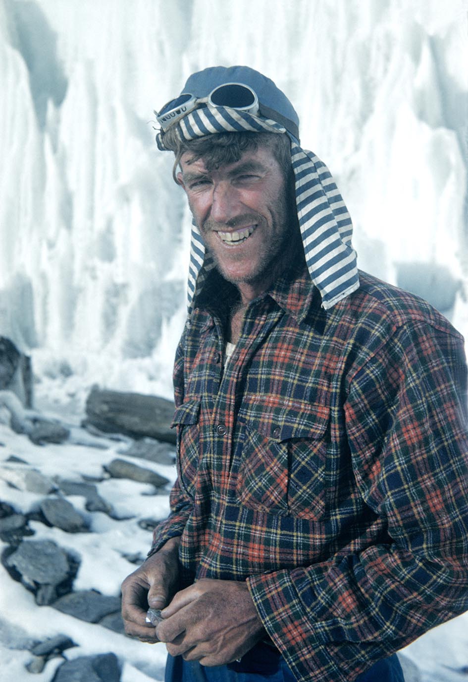 Πορτρέτο του Edmund Hillary, με το μπλε ριγέ καπέλο του στο Camp IV στο Έβερεστ, Νεπάλ, Μάρτιος 1953. Αποστολή στο Έβερεστ 1953.
