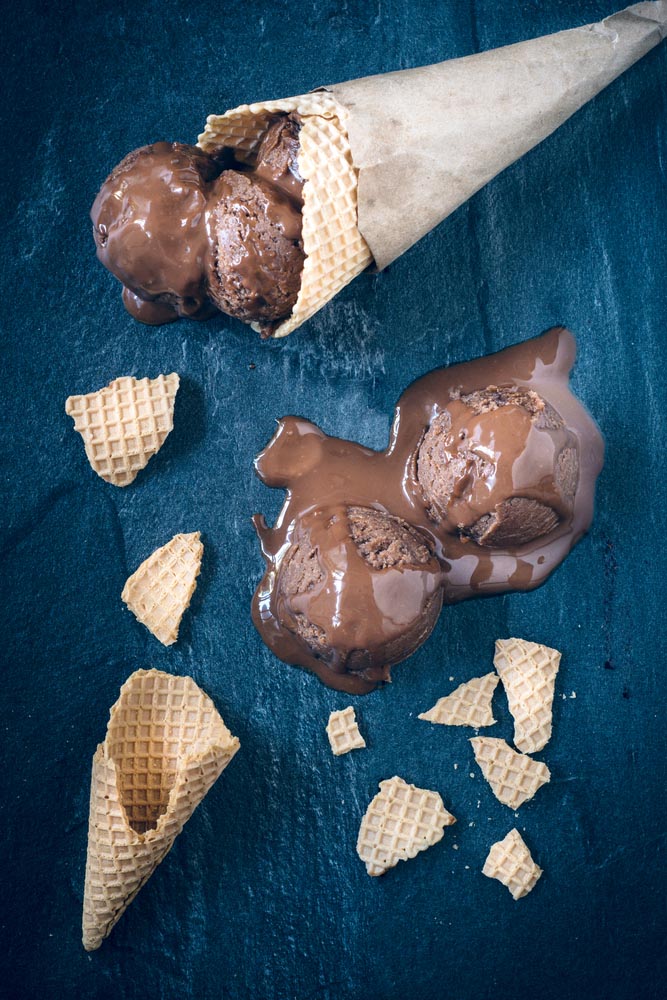 Παγωτά χωνάκια πεσμένα σε τραπέζι να λιώνουν