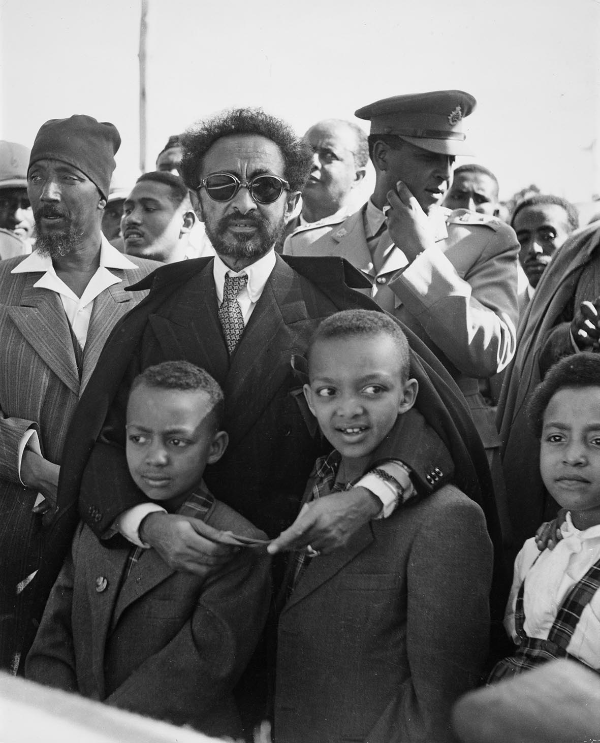 Ο αυτοκράτορας Χαϊλέ Σελασιέ της Αιθιοπίας (1982 - 1975) αγκαλιάζει δύο από τα εγγόνια του σε μια εκδήλωση στην Αντίς Αμπέμπα, περίπου το 1960.