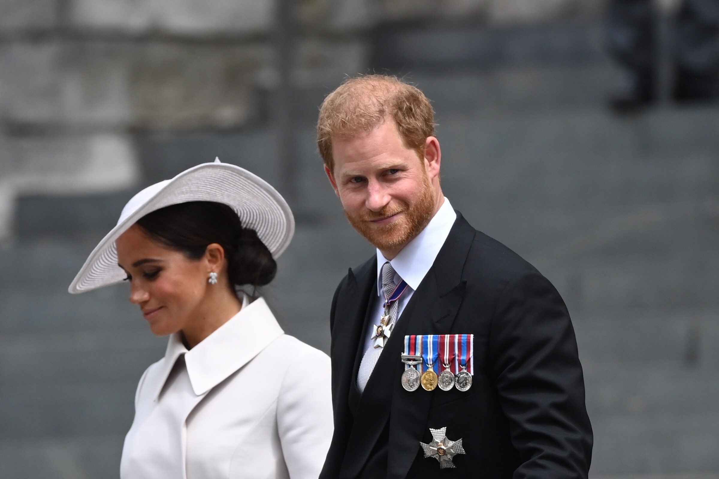 O πρίγκιπας Harry και η Meghan Markle αποχωρούν από τη λειτουργία των ευχαριστιών στον Καθεδρικό του Αγίου Παύλου στο πλαίσιο του Πλατινένιου Ιωβηλαίου, 3 Ιουνίου 2022
