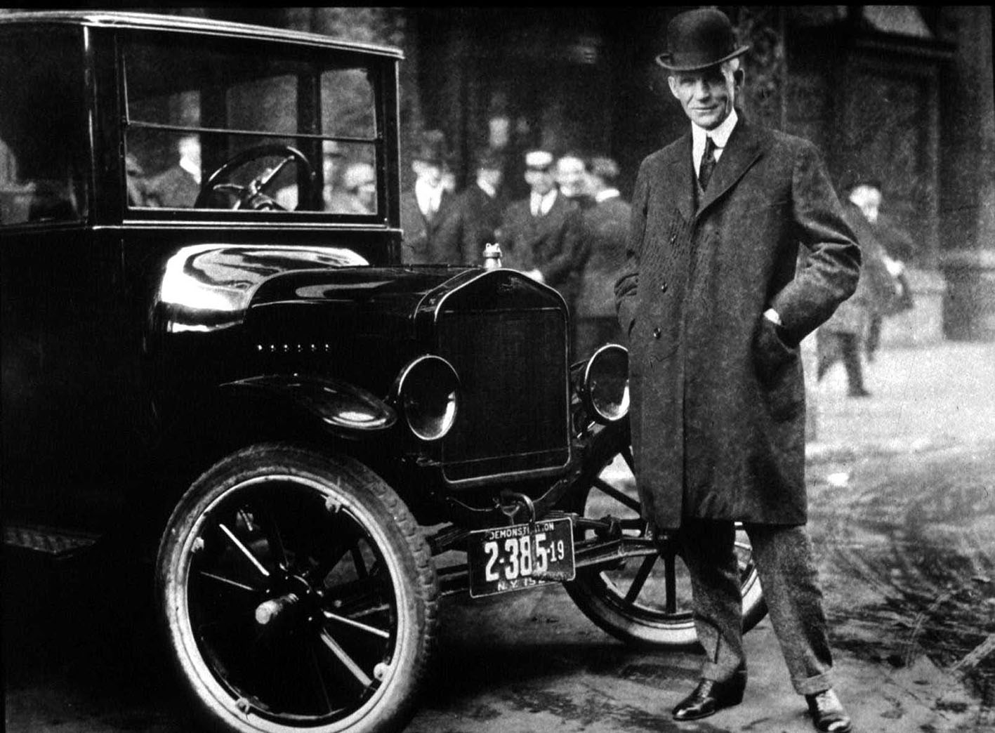 O Henry Ford με το μοντέλο του Ford Model T.