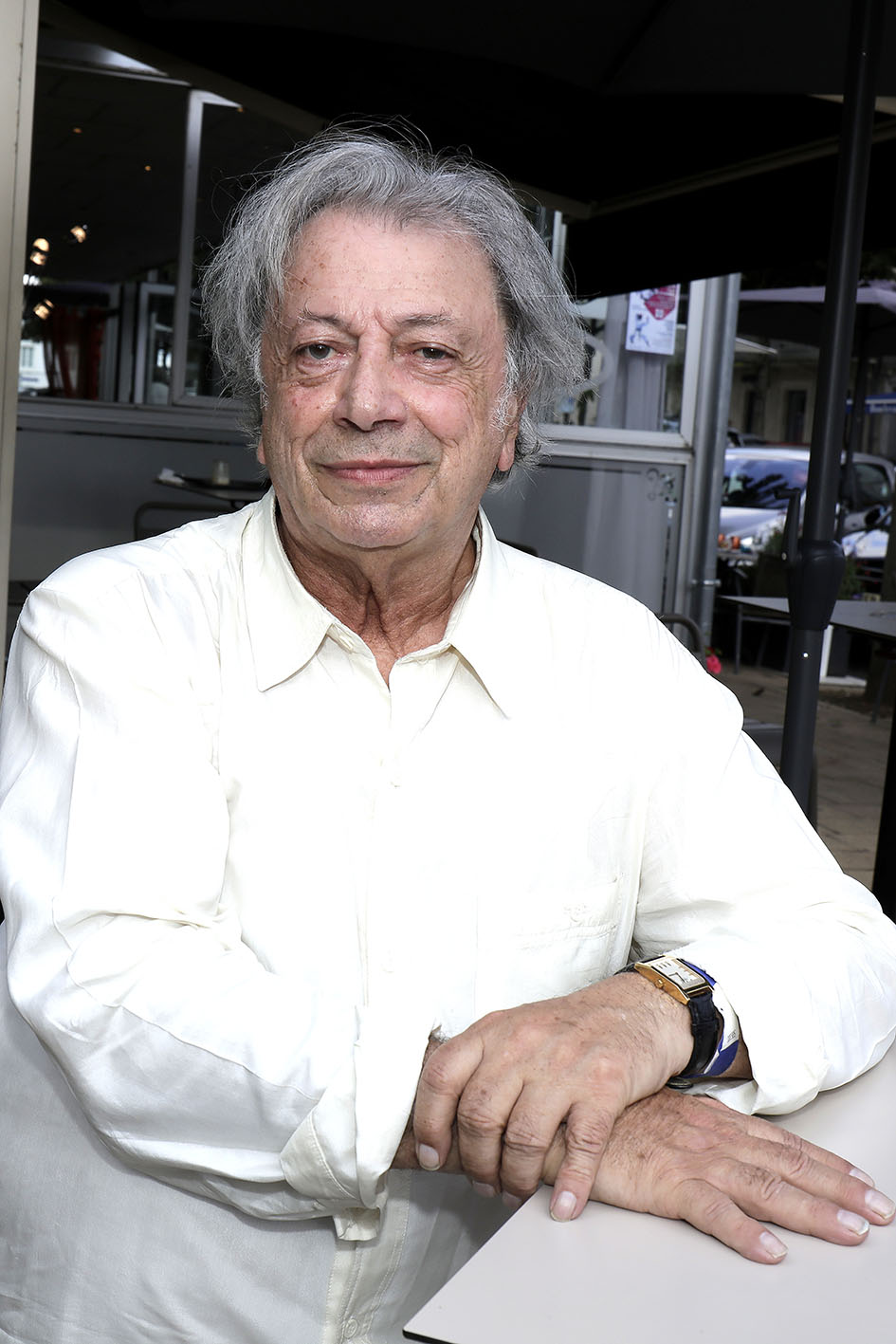 O τραγουδιστής Hervé Vilard ποζάρει για φωτογραφία πορτρέτου στο Παρίσι στις 18 Σεπτεμβρίου 2021.