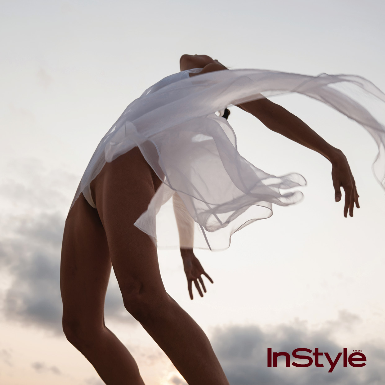 μοντέλο με λευκό ρούχο