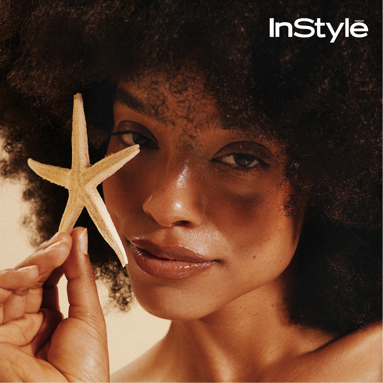 μοντέλο με κατσαρά μαλλιά