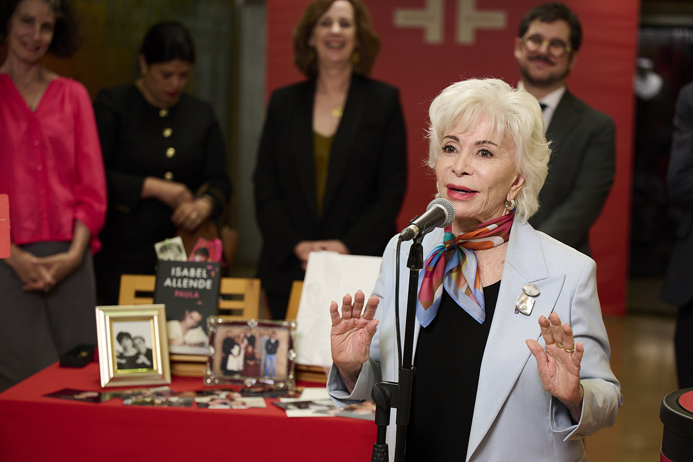 Η συγγραφέας Ιζαμπέλ Αλιέντε σε τελετή για να καταθέσει τη λογοτεχνική της κληρονομιά σε ένα «Κουτί με Γραμμάτια» στο Ινστιτούτο Θερβάντες στις 22 Μαΐου 2025 στη Μαδρίτη της Ισπανίας.