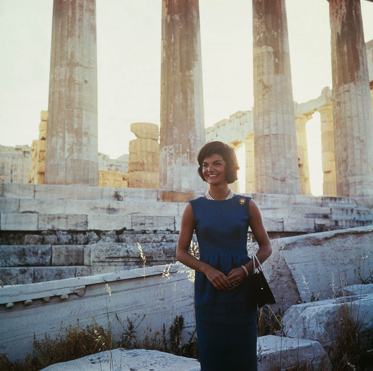 H Jacqueline Kennedy, κατά την επίσκεψή της στην Αθήνα, στον Παρθενώνα στις 12 Ιουνίου 1961.