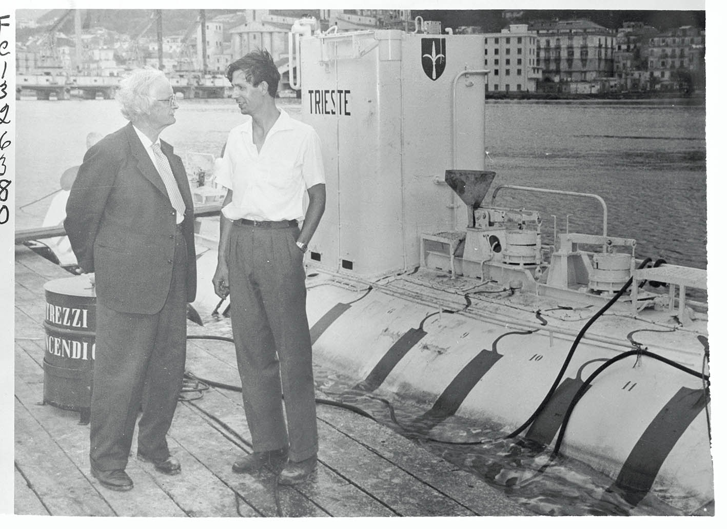 O Ελβετο-Βέλγος επιστήμονας Ζακ Πικάρ, δεξιά, με τον πατέρα του, Ογκίστ, στα αριστερά, δίπλα στη μικρή τους βαθυσφαίρα "Τεργέστη", στην οποία το ζευγάρι σημείωσε το τελευταίο του ρεκόρ πριν από τρία χρόνια. Η κατάδυση εξακολουθεί να είναι περίπου 240 μέτρα κάτω από το υποβρύχιο ρεκόρ όλων των εποχών που κατέγραψαν το 1954 Γάλλοι αξιωματικοί του ναυτικού