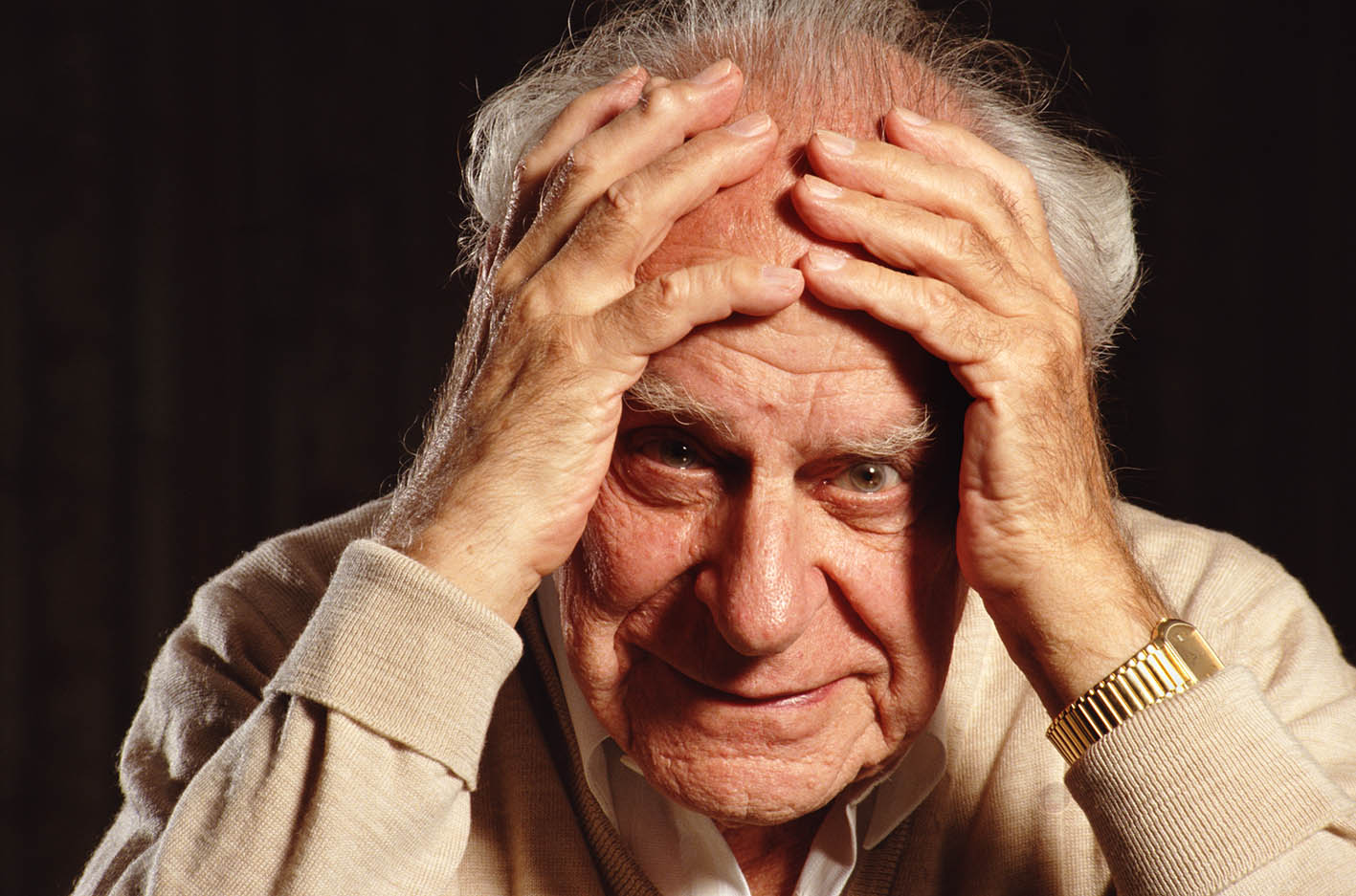 O φιλόσοφος Sir Karl Popper (1902 - 1994) φωτογραφίζεται στο σπίτ του στο Croydon,του Λονδίνου στις 31 Αυγούστου 1992.