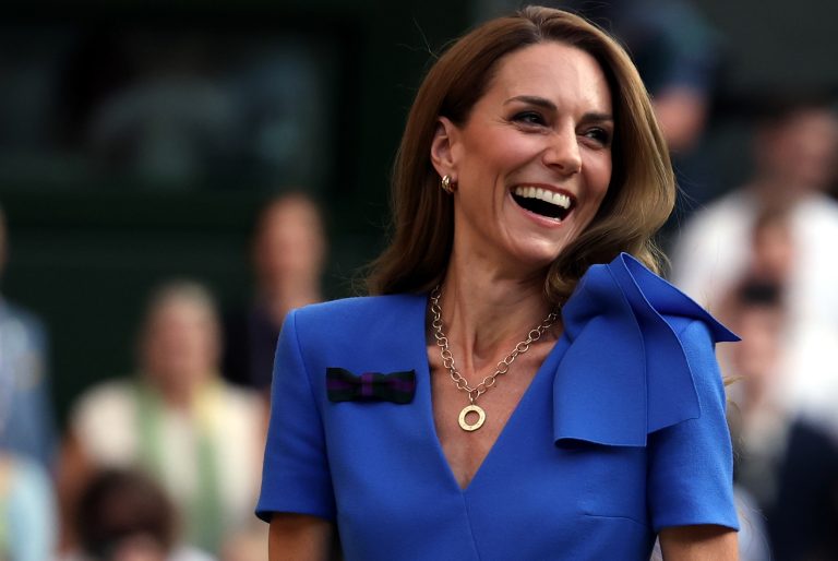 H Kate Middleton αντιδρά στην αγάπη των θαυμαστών της ενώ κατεβαίνει στο γήπεδο του τένις για την απονομή του τρόπαιου στον Jannik Sinner της Ιταλίας αφού κέρδισε στον τελικό ανδρών στο Wimbledon, 13 Ιουλίου 2025