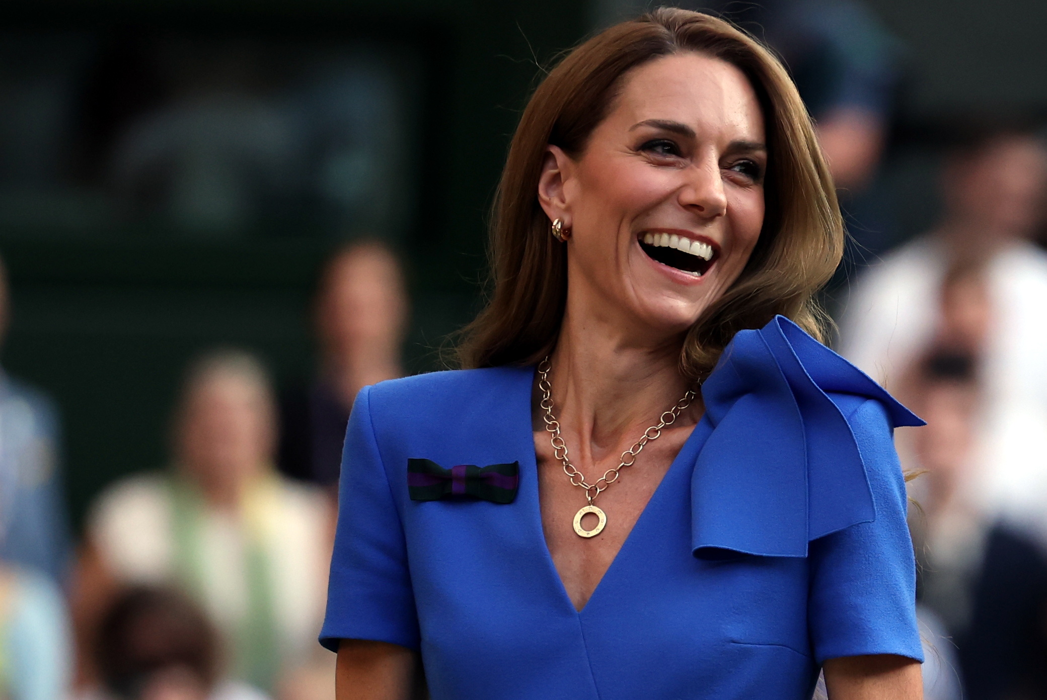 H Kate Middleton αντιδρά στην αγάπη των θαυμαστών της ενώ κατεβαίνει στο γήπεδο του τένις για την απονομή του τρόπαιου στον Jannik Sinner της Ιταλίας αφού κέρδισε στον τελικό ανδρών στο Wimbledon, 13 Ιουλίου 2025