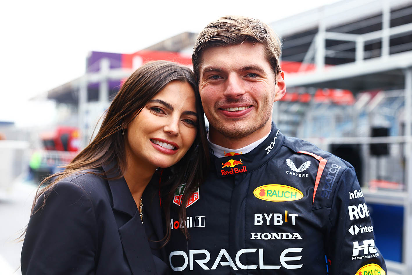 O Μαξ Φερστάπεν (Max Verstappen) με τη σύντροφό του Κέλι Πικέ (Kelly Piquet) μετά τη νίκη του στο Γκραν Πρι της F1 της Βραζιλίας στο Autodromo Jose Carlos Pace στις 3 Νοεμβρίου 2024 στο Σάο Πάολο.