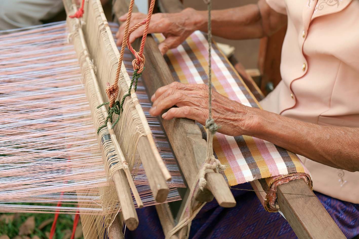 Γυναίκα στην Ασία κάνει υφαντά στον αργαλιό