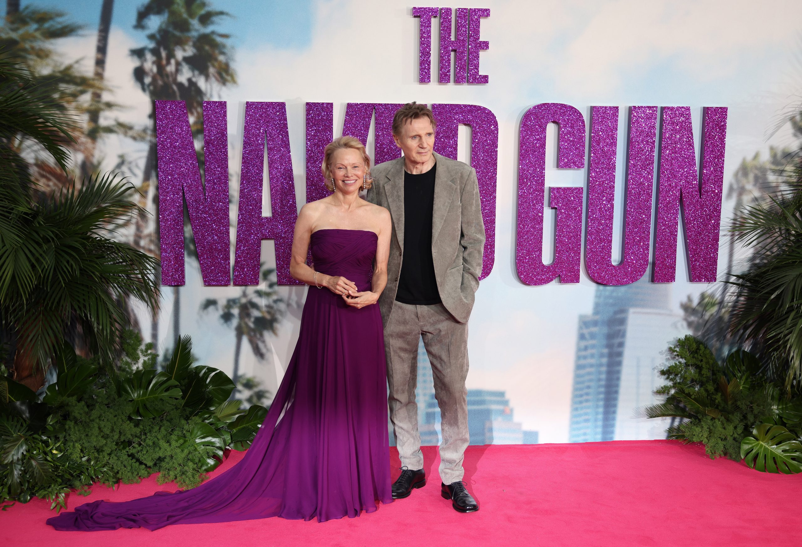 Η Pamela Anderson και ο Liam Neeson ποζάρουν στο κόκκινο χαλί στη βρετανική πρεμιέρα του "The Naked Gun" στο Cineworld στην Πλατεία Λέστερ, 22 Ιουλίου 2025