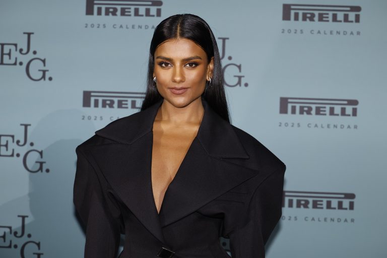 H Simone Ashley, σταρ της δεύτερης σεζόν του Bridgerton, στο γκαλά της παρουσίασης του Ημερολογίου Pirelli 2025 στο Μουσείο Φυσικής Ιστορίας του Λονδίνου, 12 Νοεμβρίου 2024