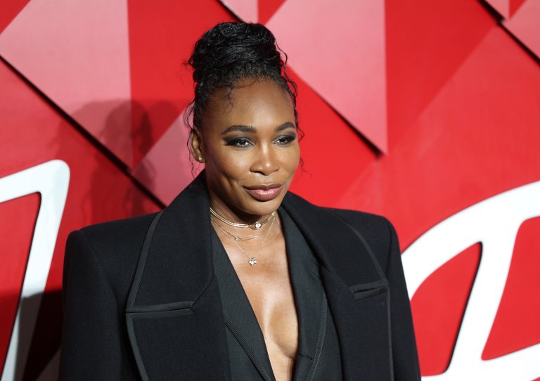 H Venus Williams ποζάρει στο κόκκινο χαλί ενώ φθάνει για τα Fashion Awards 2024 στο Royal Albert Hall του Λονδίνου, 2 Δεκεμβρίου 2024