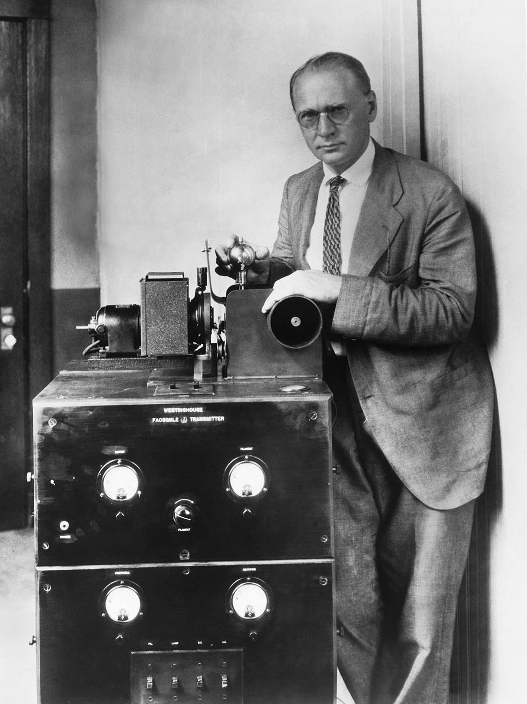 Ο πρωτοπόρος της τηλεόρασης, Δρ Βλαντιμίρ Ζβορίκιν, των Ερευνητικών Εργαστηρίων Westinghouse, με τον νέο του πομπό φαξ, ο οποίος στέλνει εικόνες ή γραπτές λέξεις στο διάστημα με ρυθμό έως και 630 λέξεις ανά λεπτό, στο Ανατολικό Πίτσμπουργκ της Πενσυλβάνια, 1929.