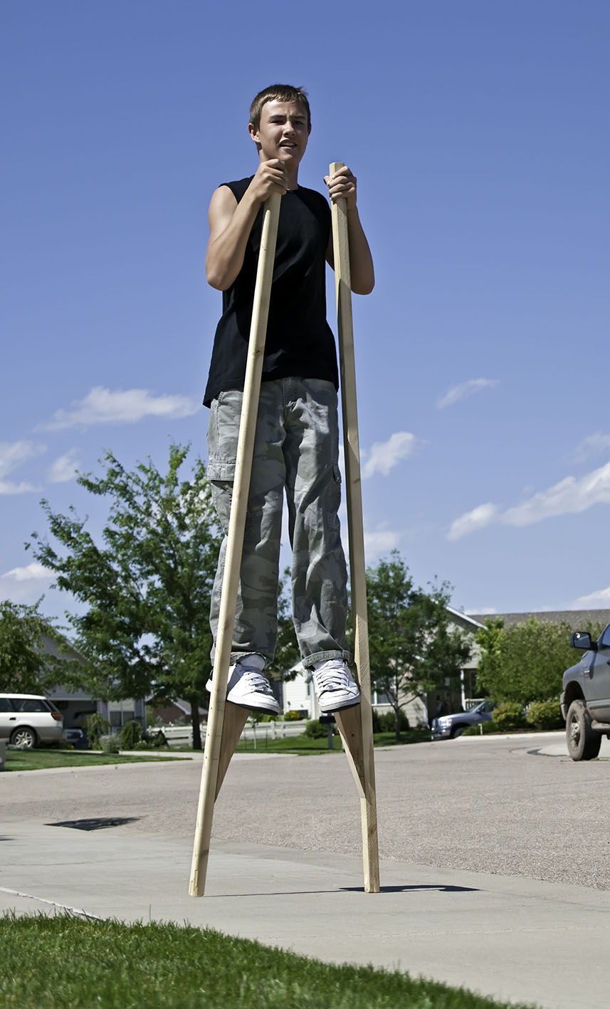 Αγόρι περπατά με ξυλοπόδαρα