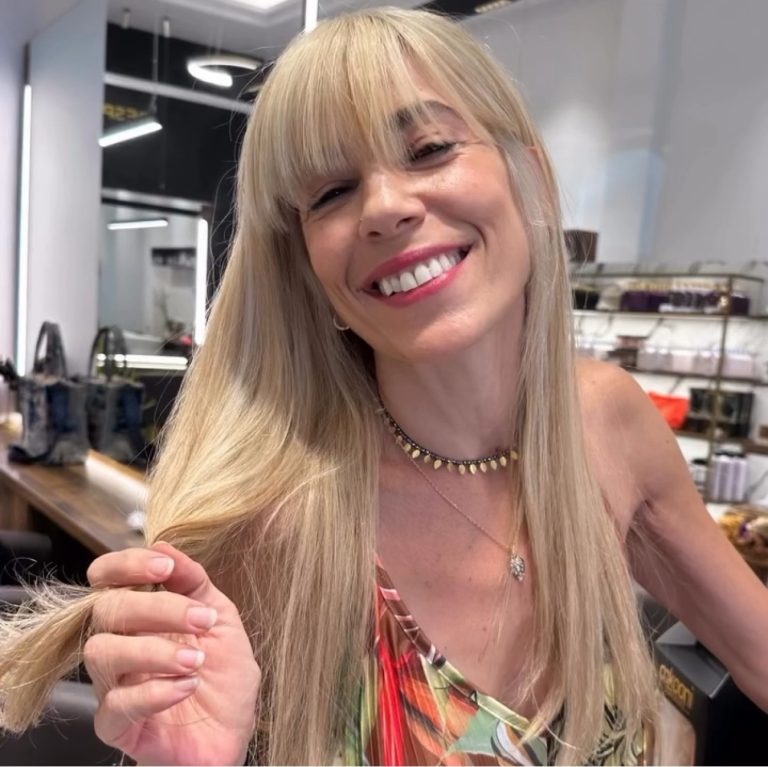 Η Μυρτώ Αλικάκη με ξανθά μαλλιά