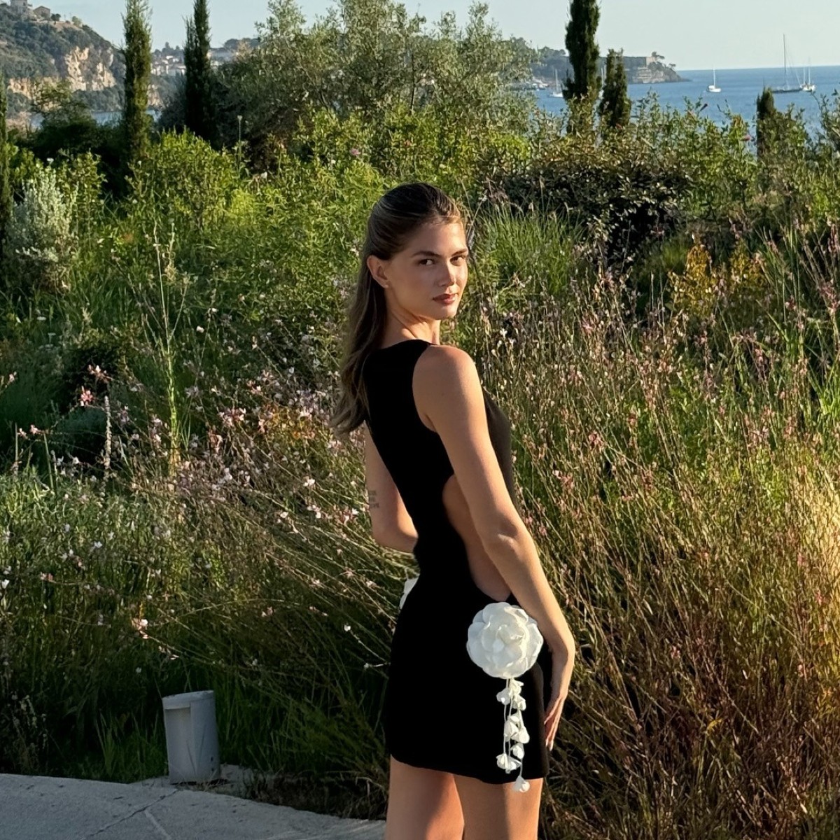 Η Αμαλία Κωστοπούλου με little black dress