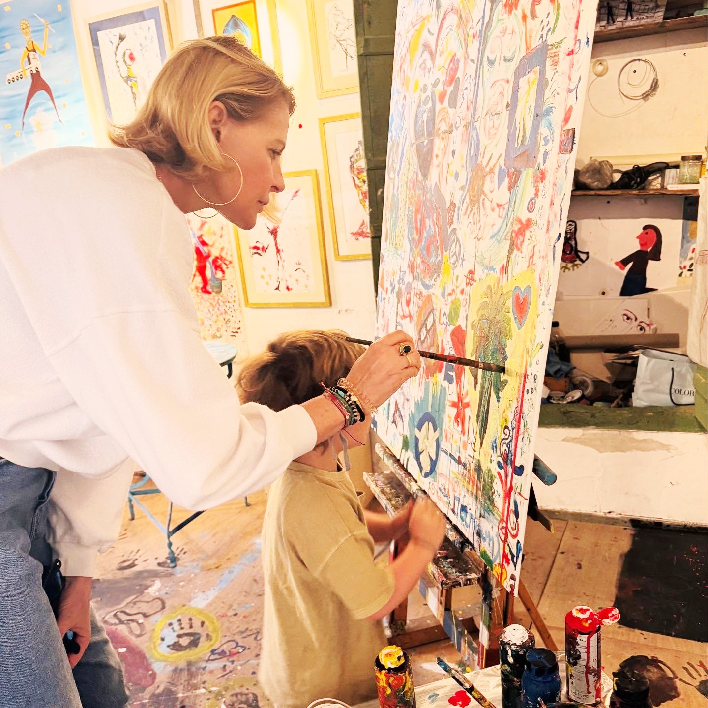 Η Τζένη Μπαλατσινού ζωγραφίζει με τον γιο της Παναγιώτη - Αντώνιο