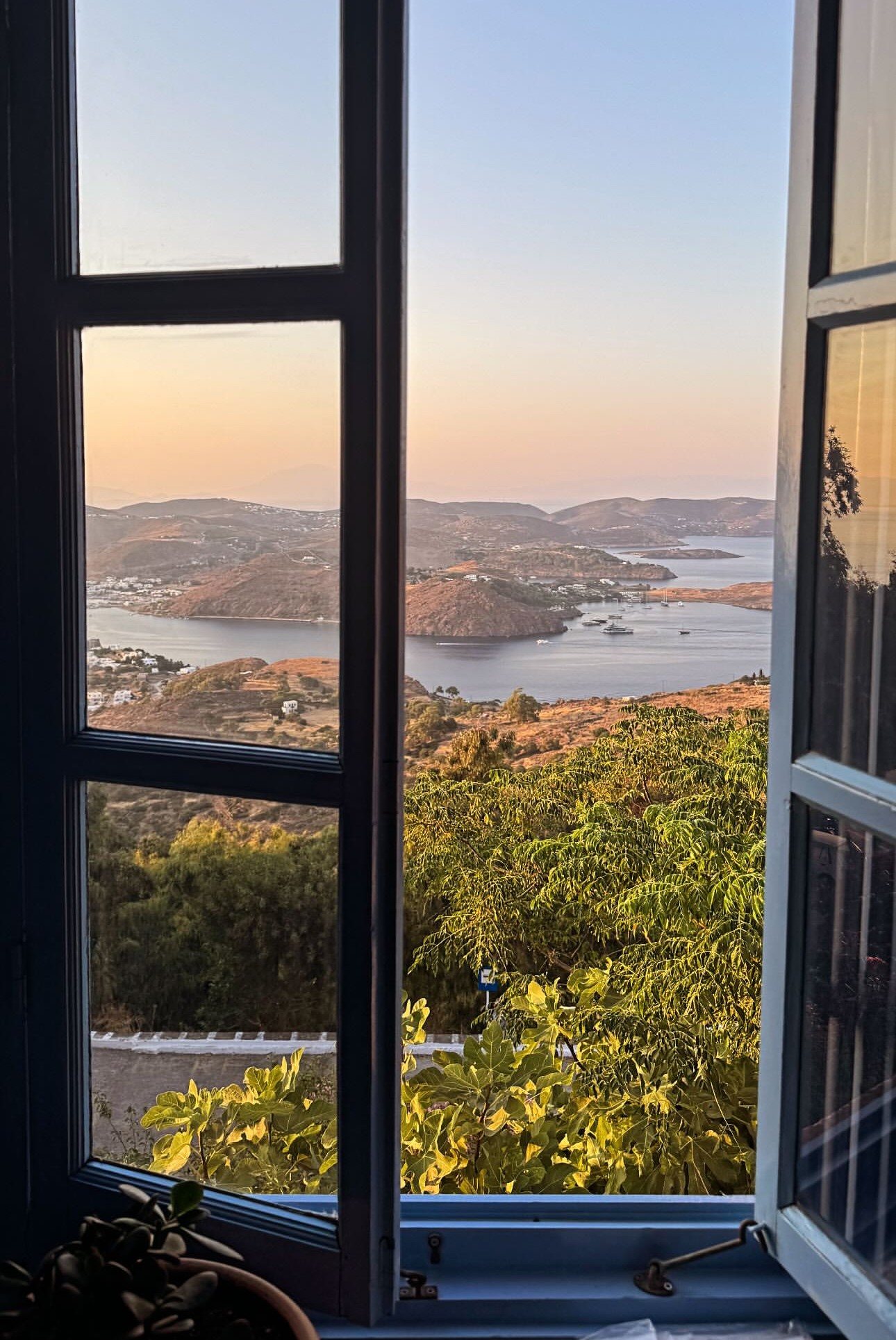 Η θέα της Τζένης Μπαλατσινού από το εξοχικό της στην Πάτμο