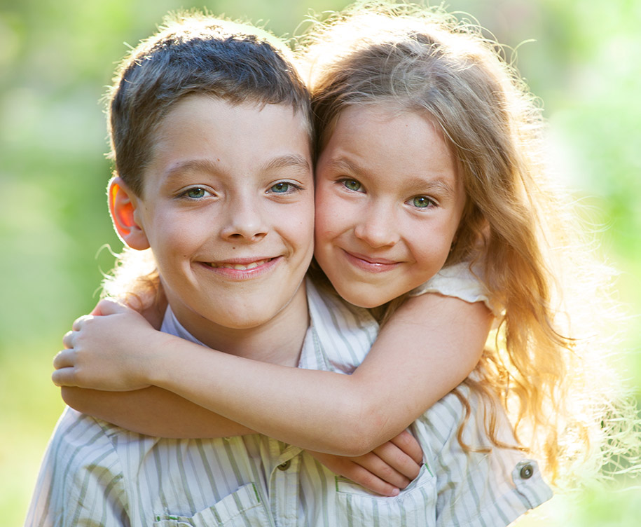 Αδέλφια αγκαλιασμένα