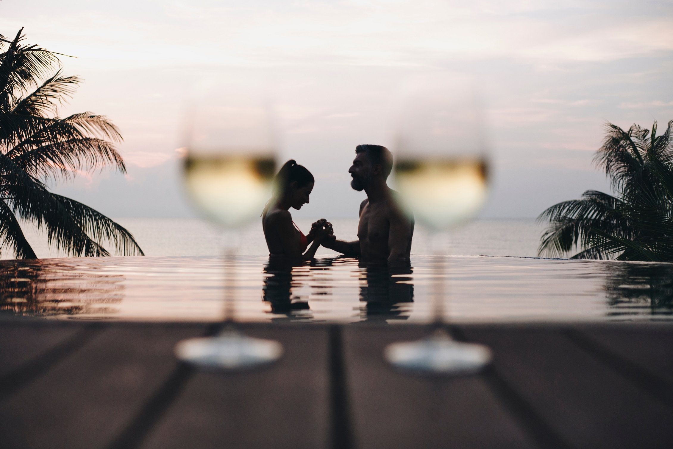 Ζευγάρι απολαμβάνει ρομαντικό ηλιοβασίλεμα