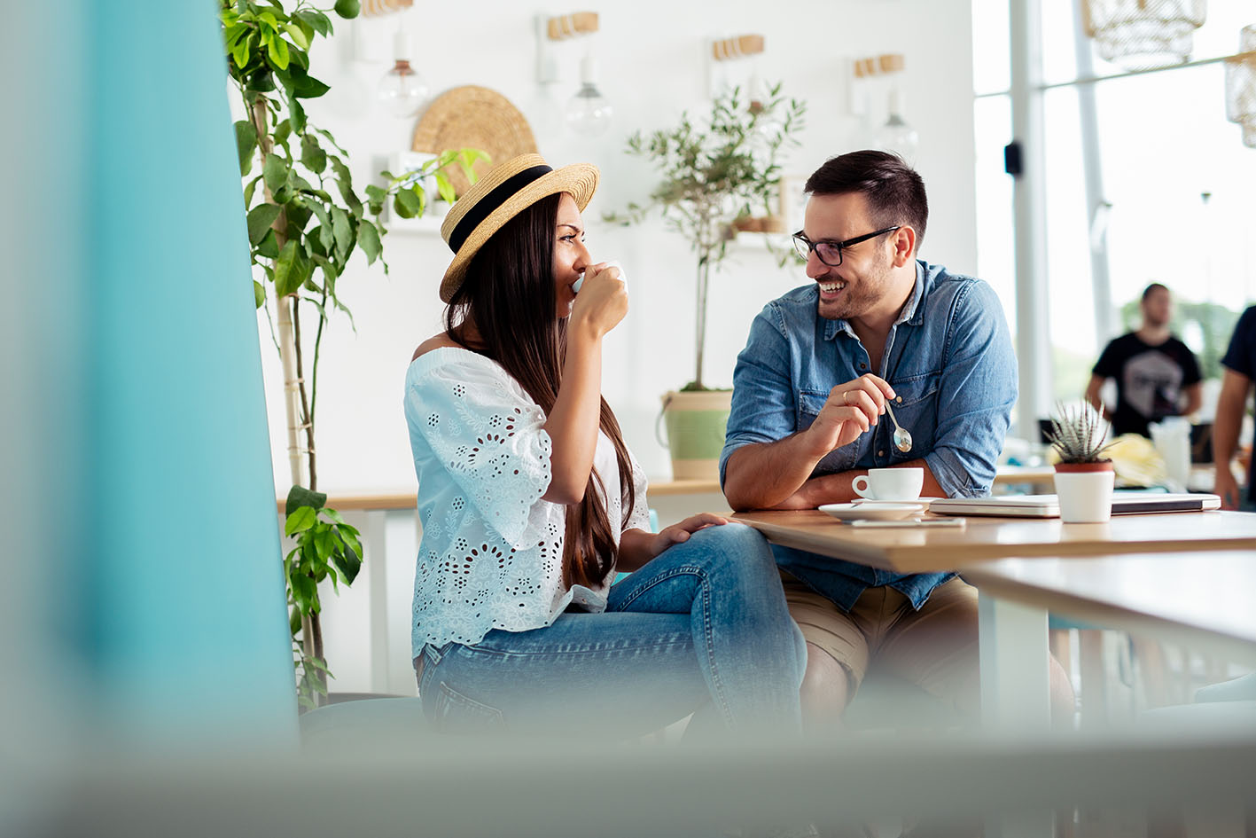 Ζευγάρι πίνει καφέ σε καφέ και μιλά