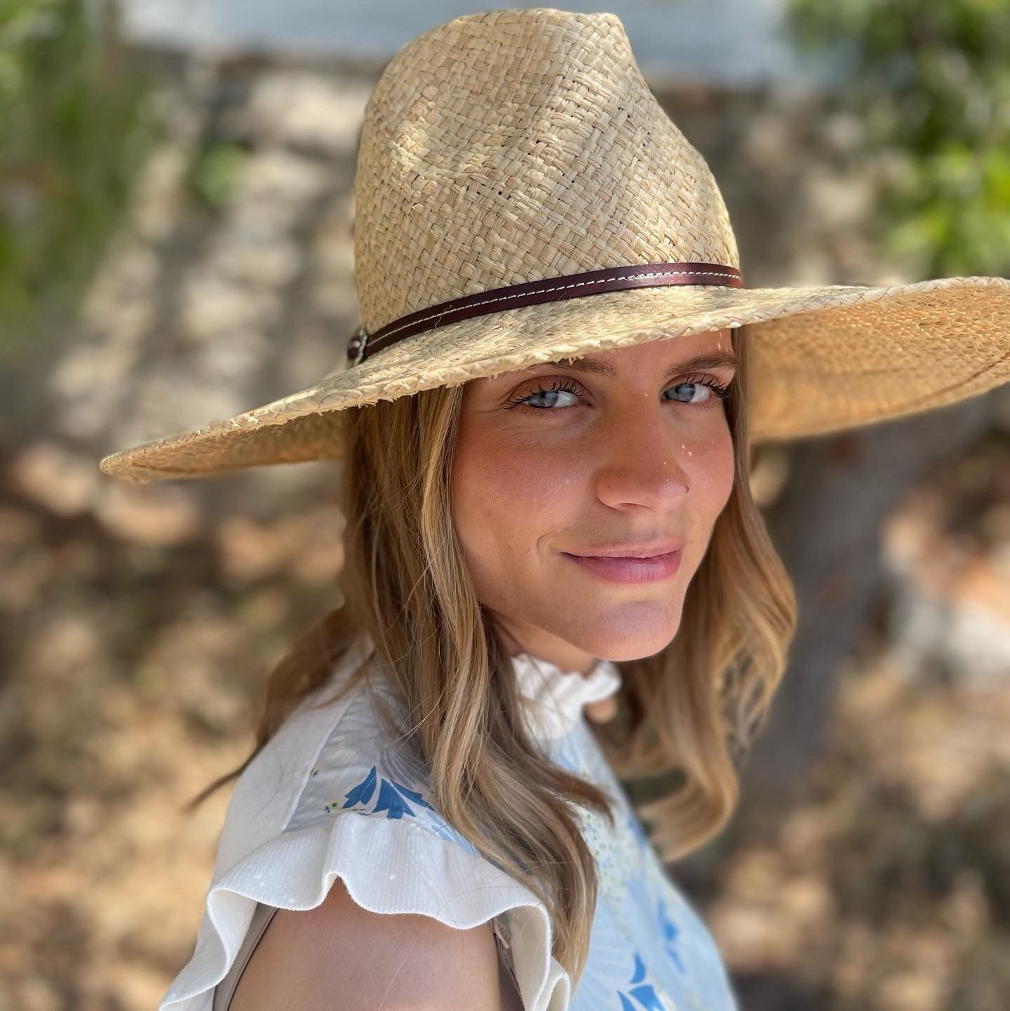 Η Δανάη Μιχαλάκη με ψάθινο καπέλο