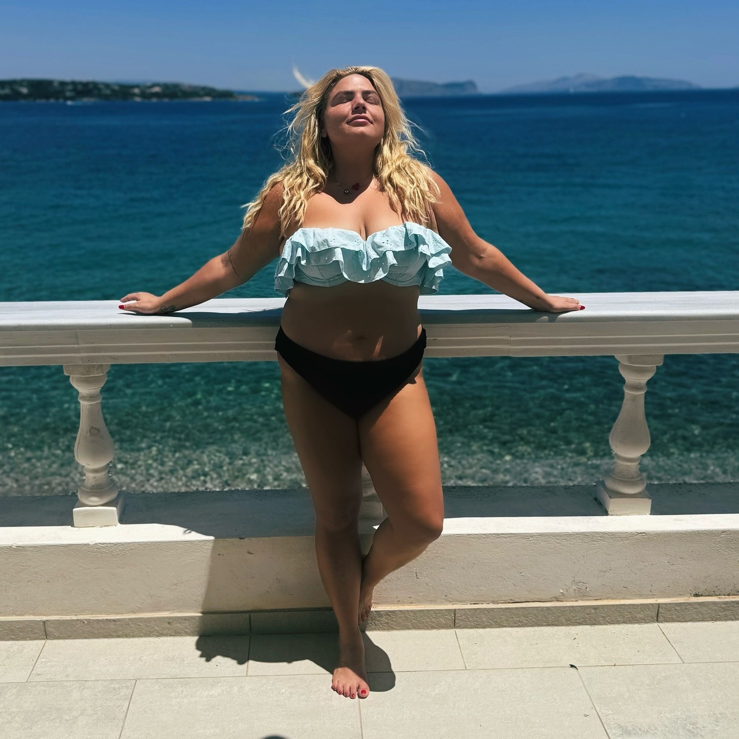 Η Δανάη Μπάρκα με μαγιό μπικίνι στις Σπέτσες